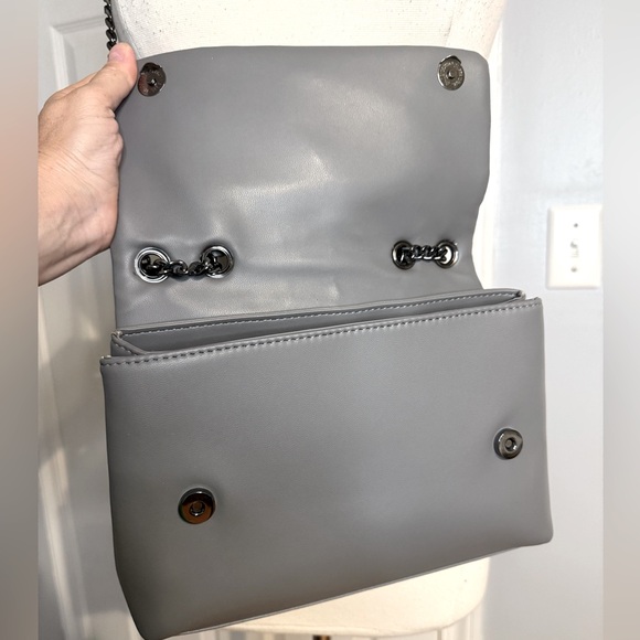 Steve Madden Gray Crossbody Bag with Minimalist Design - Picture 4 of 6